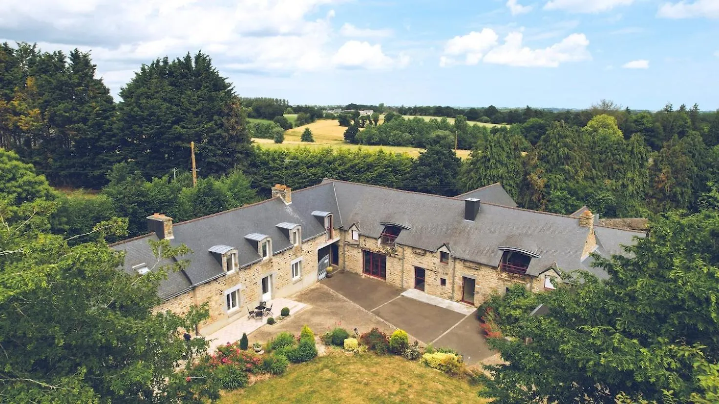 Domaine De La Ville Suzanne - Chambres D'Hotes, Roulottes Et Cabanes Saint-Donan Guest house